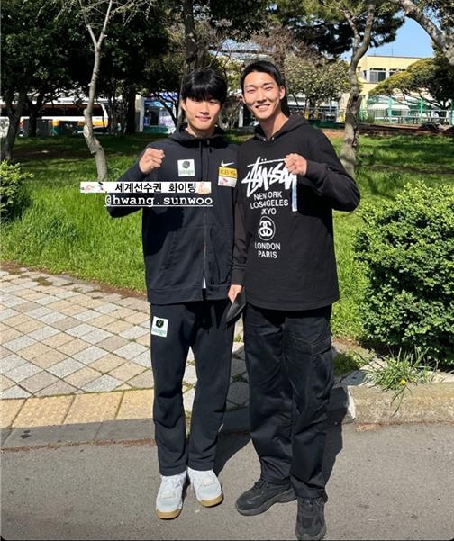 한국 육상과 수영을 대표하는 우상혁(오른쪽)과 황선우가 16일 제주 종합운동장에서 만나 기념 촬영을 하고 있다. (사진 출처: 우상혁 인스타그램 캡처 / 연합뉴스)