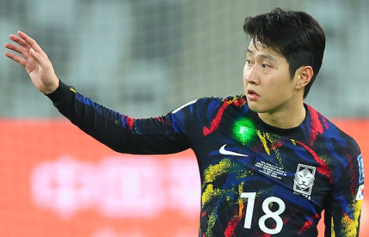 중국 관중들이 월드컵 예선 경기를 치르는 태극전사들을 향해 레이저 불빛을 쏘는 등 '비매너 행위'로 눈살을 찌푸리게 했다.
