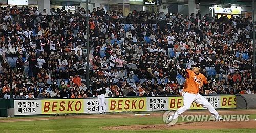 류현진의 복귀로 대전 구장이 연속 매진 행진을 벌이고 있다. (사진 출처: 연합뉴스 자료 사진)