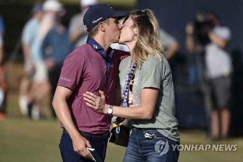 아내와 우승 축하 키스를 나누는 오르티스. [AP=연합뉴스]