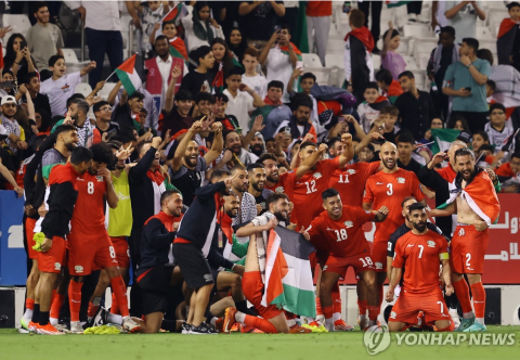 2026 북중미 월드컵 아시아지역 3차 예선 진출을 기뻐하는 팔레스타인 대표팀 선수들 (사진 출처: 연합뉴스)