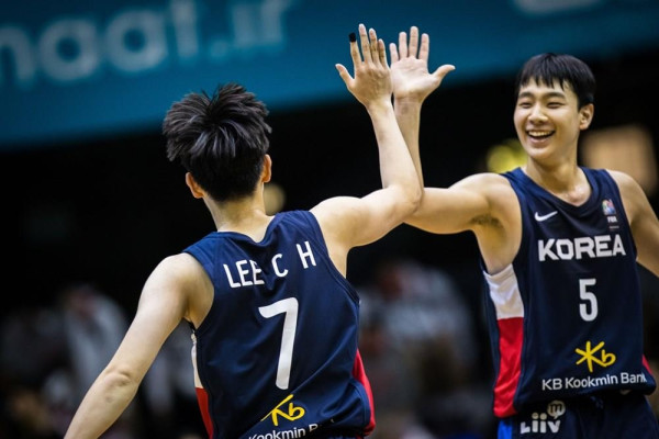 하이 파이브 하는 이채형과 이주영 (사진 출처: FIBA 홈페이지 캡처 / 연합뉴스)