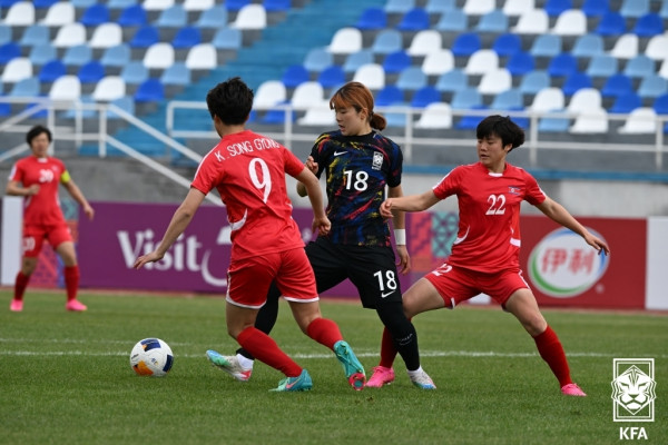 한국과 북한의 U-20 여자 아시안컵 준결승전 모습