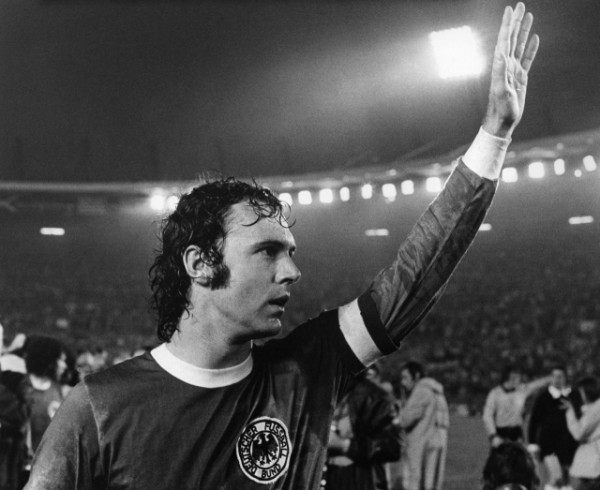 1974년 서독 월드컵 결승전에서 승리한 뒤 관중에게 손을 흔드는 프란츠 베켄바워.