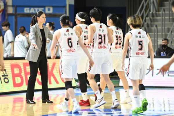 박정은 감독과 BNK 선수들 (사진 출처: WKBL 제공 / 연합뉴스)