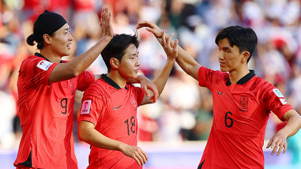 대한민국 축구 대표팀이 아시안컵 첫 경기에서 바레인을 상대로 3대 1로 승리했다.