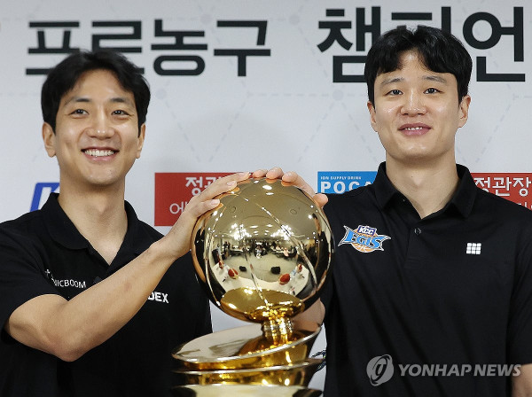 형제 대결 허웅(오른쪽)과 허훈(왼쪽) (사진 출처: 연합뉴스)