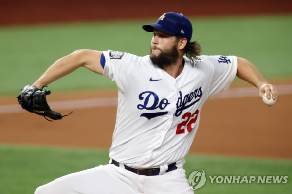 월드시리즈 1차전에서 탬파베이 상대로 역투하는 다저스 커쇼 [게티이미지/AFP=연합뉴스]