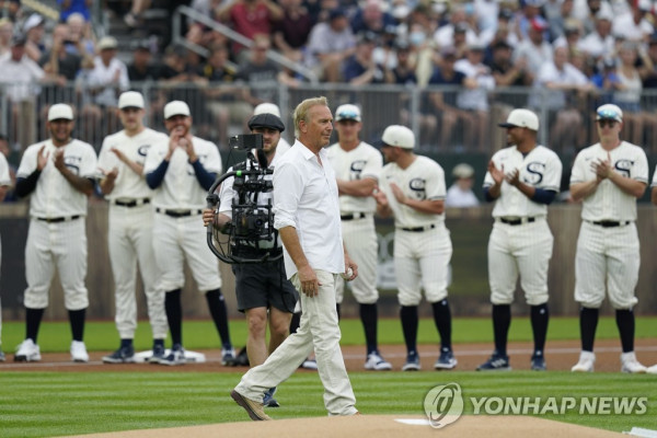 할리우드 스타 케빈 코스트너가 13일(한국시간) 미국 아이오와주 다이어스빌 옥수수밭 임시 야구장에서 열리는 미국프로야구 메이저리그(MLB) 시카고 화이트삭스와 뉴욕 양키스의 경기에 앞서 영화 