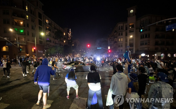 다저스 우승에 길거리에서 축하 파티를 여는 LA 시민들 [로이터=연합뉴스]