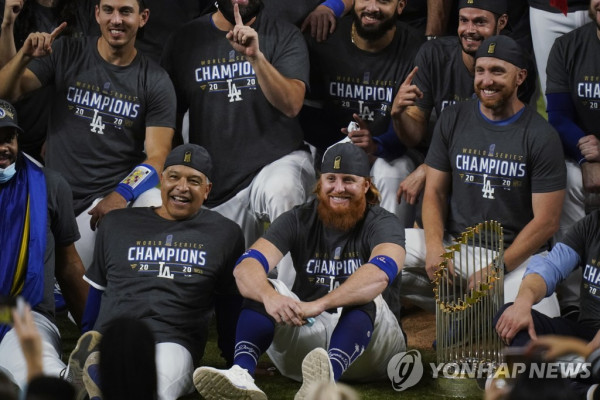 다저스의 로버츠 감독과 터너가 나란히 앉아서 우승 기념촬영을 하고 있다. [AP=연합뉴스 자료사진. 재배포 및 DB 금지]