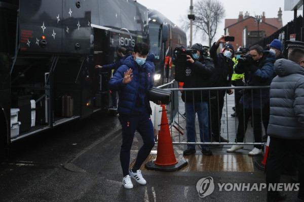 경기장에 도착하며 손을 흔드는 토트넘의 손흥민. (AP=연합뉴스)