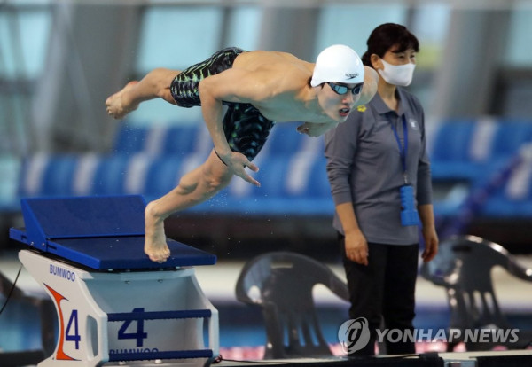 힘찬 출발하는 황선우 (김천=연합뉴스) 김현태 기자 = 18일 경북 김천시 김천실내수영장에서 열린 2020년 경영 국가대표 선발대회 남자 자유형 100m 예선에서 황선우(서울체육고등학교)가 힘찬 출발을 하고 있다. 2020.11.18 mtkht@yna.co.kr