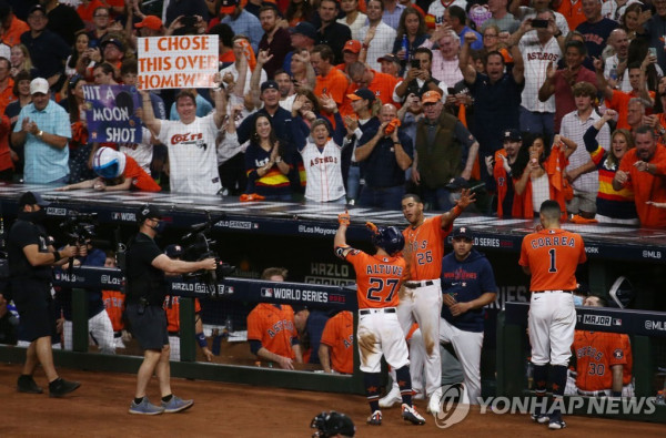 알투베의 쐐기 솔로포에 열광하는 MLB 휴스턴 팬들 (사진 출처: 연합뉴스)