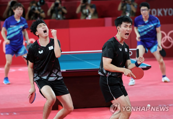 6일 일본 도쿄체육관에서 열린 도쿄올림픽 탁구 남자 단체전 한국과 일본의 동메달 결정전. 첫번째 복식 게임에 출전한 이상수와 정영식이 일본 미즈타니 준, 니와 코기를 상대로 득점 후 환호하고 있다.