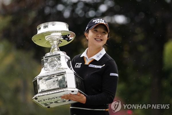 우승 트로피 들어 올린 김세영 [AP=연합뉴스]