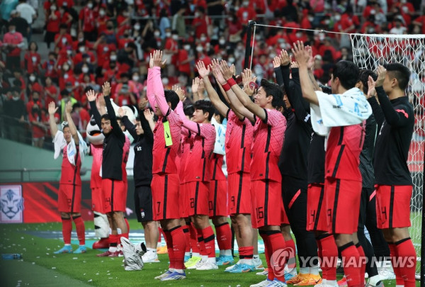 인사하는 축구대표팀 (사진 출처: 연합뉴스)