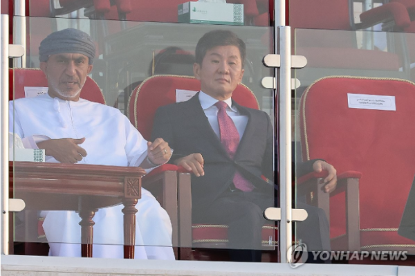 오만전 지켜보는 정몽규 축협 회장 (사진 출처: 연합뉴스)