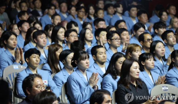 박수치는 국가대표 선수들 (사진 출처: 연합뉴스)