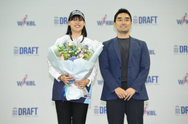 홍유순(왼쪽)과 신한은행 구나단 감독 (사진 출처: WKBL 제공 / 연합뉴스)