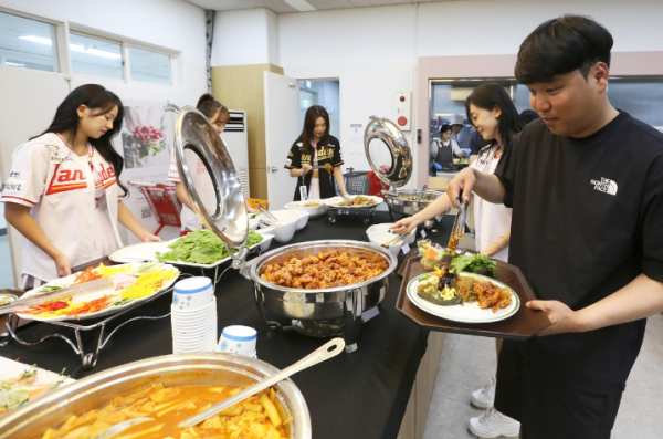 추신수가 SSG 관계자 150명을 위해 준비한 식사 (사진 출처: SSG 랜더스 제공 / 연합뉴스)