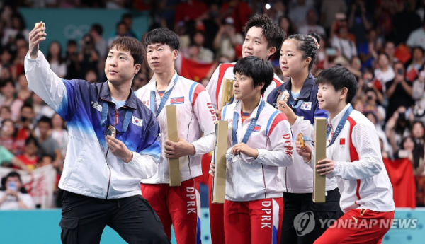 남북, 시상대에서 만나 &#039;빅토리 셀피&#039; (사진 출처: 연합뉴스)