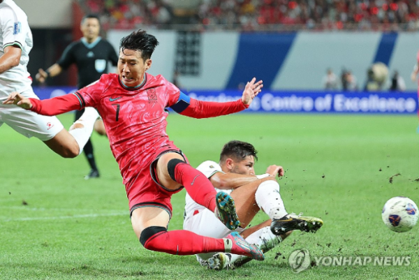 5일 오후 서울월드컵경기장에서 열린 2026 FIFA 북중미 월드컵 3차 예선 대한민국 대 팔레스타인의 경기. 손흥민이 드리블 돌파 중 넘어지고 있다. (사진 출처: 연합뉴스)