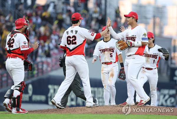 2024 신한 SOL뱅크 KBO 포스트시즌 한국시리즈 1차전 삼성 라이온즈와 KIA 타이거즈의 경기에서 5대1 역전승을 거둔 KIA 선수들이 승리를 자축하고 있다.(사진 출처:연합뉴스)