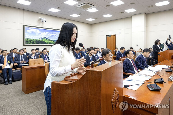 15일 오후 국정감사에서 증언하는 뉴진스의 하니 (사진 출처: 연합뉴스)