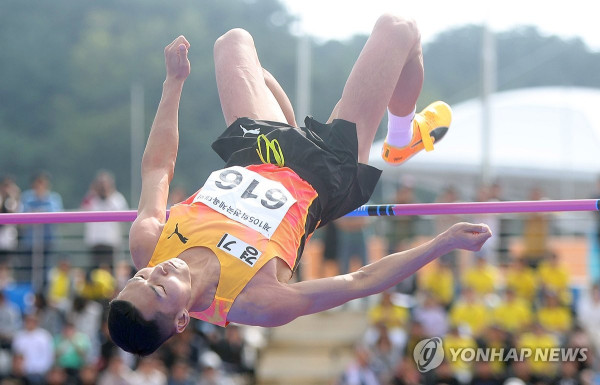 16일 경남 김해종합운동장에서 열린 &#039;제105회 전국체육대회(전국체전)&#039; 높이뛰기 경기. 우상혁 (사진 출처:연합뉴스)