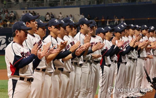  1일 오후 서울 구로구 고척스카이돔에서 열린 한국-쿠바 야구 평가전에서 류중일 감독과 선수들이 관중에게 인사하고 있다.(사진 출처:연합뉴스)