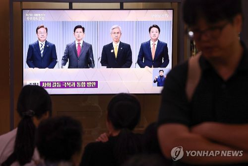 서울역 대합실 TV로 제21대 대통령선거 2차 후보자 토론회가 생중계되고 있다.(사진 출처: 연합뉴스)