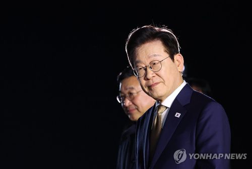 한-아세안 정상회의를 마친 이재명 대통령이 27일 경기 성남 서울공항에 도착했다.(사진 출처:연합뉴스)