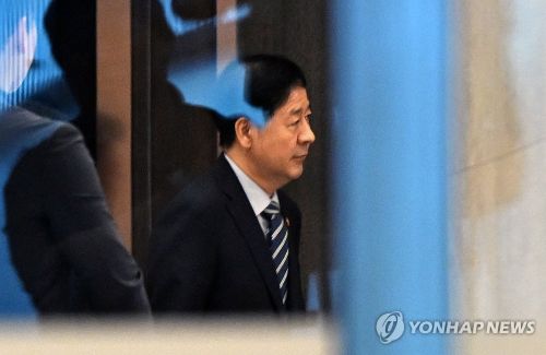 한미간 '2+2 통상협상'을 위해 미국으로 출국하려던 구윤철 부총리 겸 기재부 장관이 인천국제공항 귀빈실에서 굳은 표정으로 나오고 있다.(사진 출처:연합뉴스)