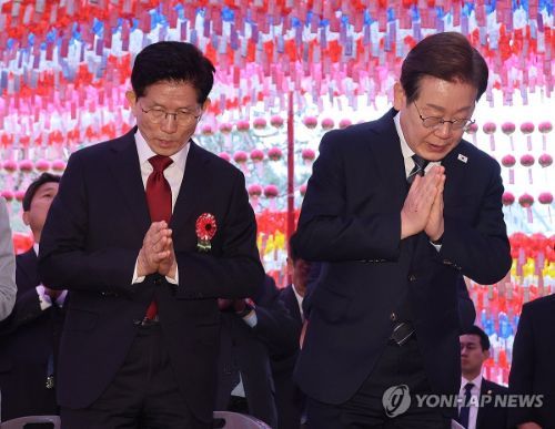 주요 대선 후보들이 5일 조계사에서 열린 부처님오신날 봉축 법요식에 참석하며 처음으로 한자리에 모였다. (사진 출처: 연합뉴스)