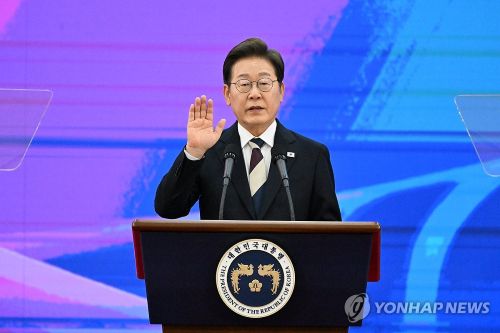 이재명 대통령이 4일 서울 여의도 국회에서 열린 제21대 대통령 취임선서식에서 취임 선서를 하고 있다. (사진 출처: 연합뉴스)