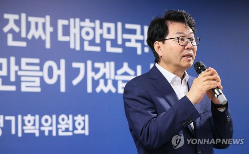 14일 서울 종로구 정부서울청사 창성동 별관에서 열린 국정기획위원회 해단식에서 이한주 위원장이 인사말을 하고 있다. (사진 출처:연합뉴스)