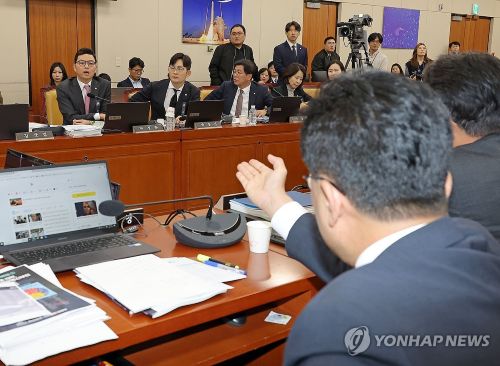 국민의힘 박정훈 의원과 더불어민주당 김우영 의원이 14일 국정감사에서 설전을 벌이고 있다.(사진 출처:연합뉴스)