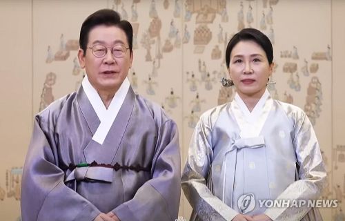 이재명 대통령과 김혜경 여사가 추석 연휴 이틀째인 4일 한복 차림으로 영상 메시지를 통해 명절 인사를 전하고 있다.(사진 출처:연합뉴스)