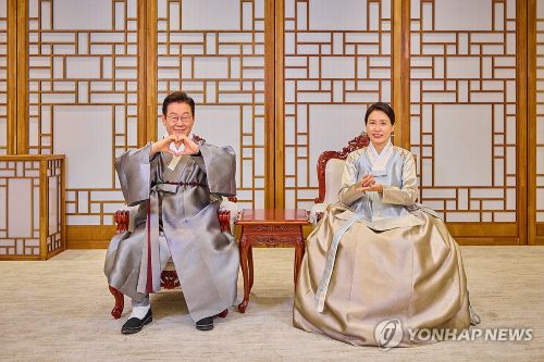 추석 메시지 전하는 이재명 대통령과 김혜경 여사(사진 출처:연합뉴스)