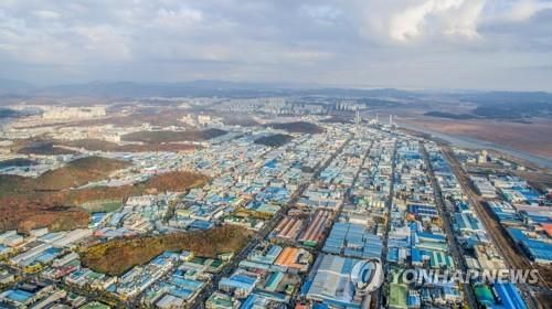 국내 기업들의 해외 투자가 빠르게 늘면서 국내 제조업 기반이 무너질 수 있다는 우려가 커지고 있다.(사진 출처:연합뉴스)