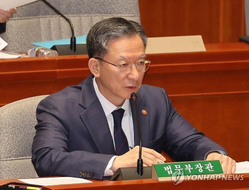 정성호 법무부 장관이 12일 서울 여의도 국회에서 열린 법제사법위원회 전체회의에서 질의에 답하고 있다.[사진 출처:연합뉴스]