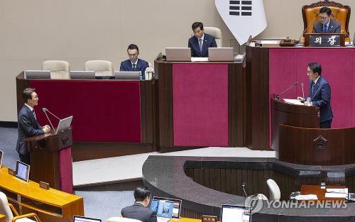 김민석 국무총리가 17일 국회 본회의 경제에 관한 대정부 질문에 출석해 더불어민주당 권칠승 의원의 질의에 답하고 있다.(사진 출처:연합뉴스)