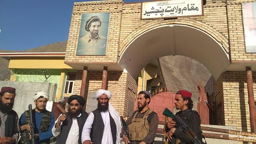 탈레반, 판지시르 주정부 청사 앞 포즈 [트위터 @WIONews]