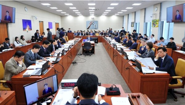 21대 국회 마지막 국정감사가 '맹탕 국감'이라는 비판 속에 27일 막을 내렸다.
