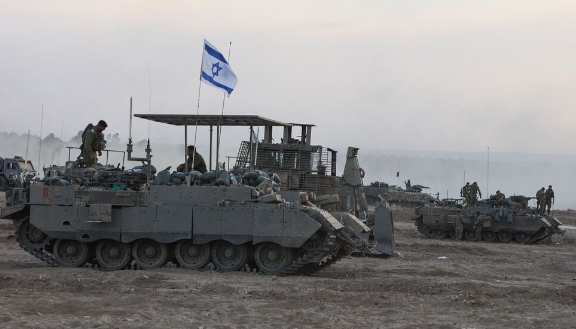 이스라엘군이 가자지구에 대한 지상군 침공 전 가자지구 국경 인근에서 탱크와 불도저를 대기시키고 있다.