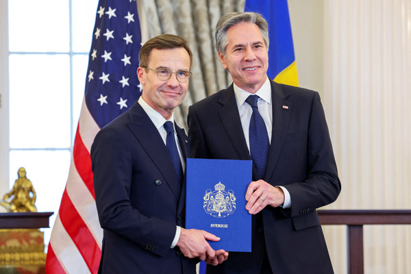 미국 국무부 장관에게 가입문서 전달하는 스웨덴 총리