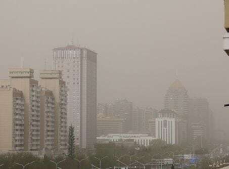 황사로 자욱한 베이징 시내.