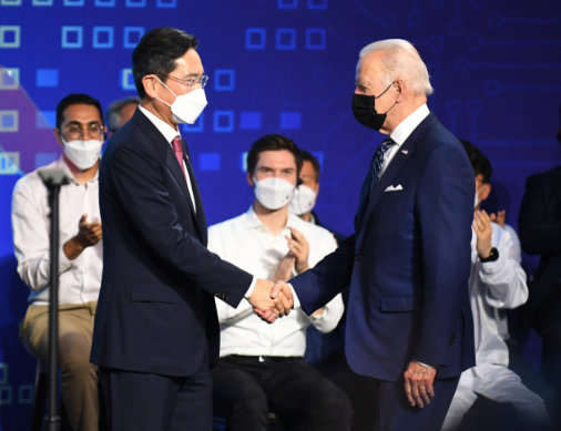 조 바이든(오른쪽) 대통령이 지난 2022년 삼성전자 평택캠퍼스를 방문해 이재용 삼성전자 회장과 악수하고 있다. 