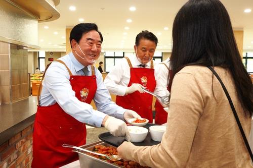 '천원의 아침' 배식하는 고창섭 충북대 총장(왼쪽)과 김영환 지사 (사진 출처: 연합뉴스)